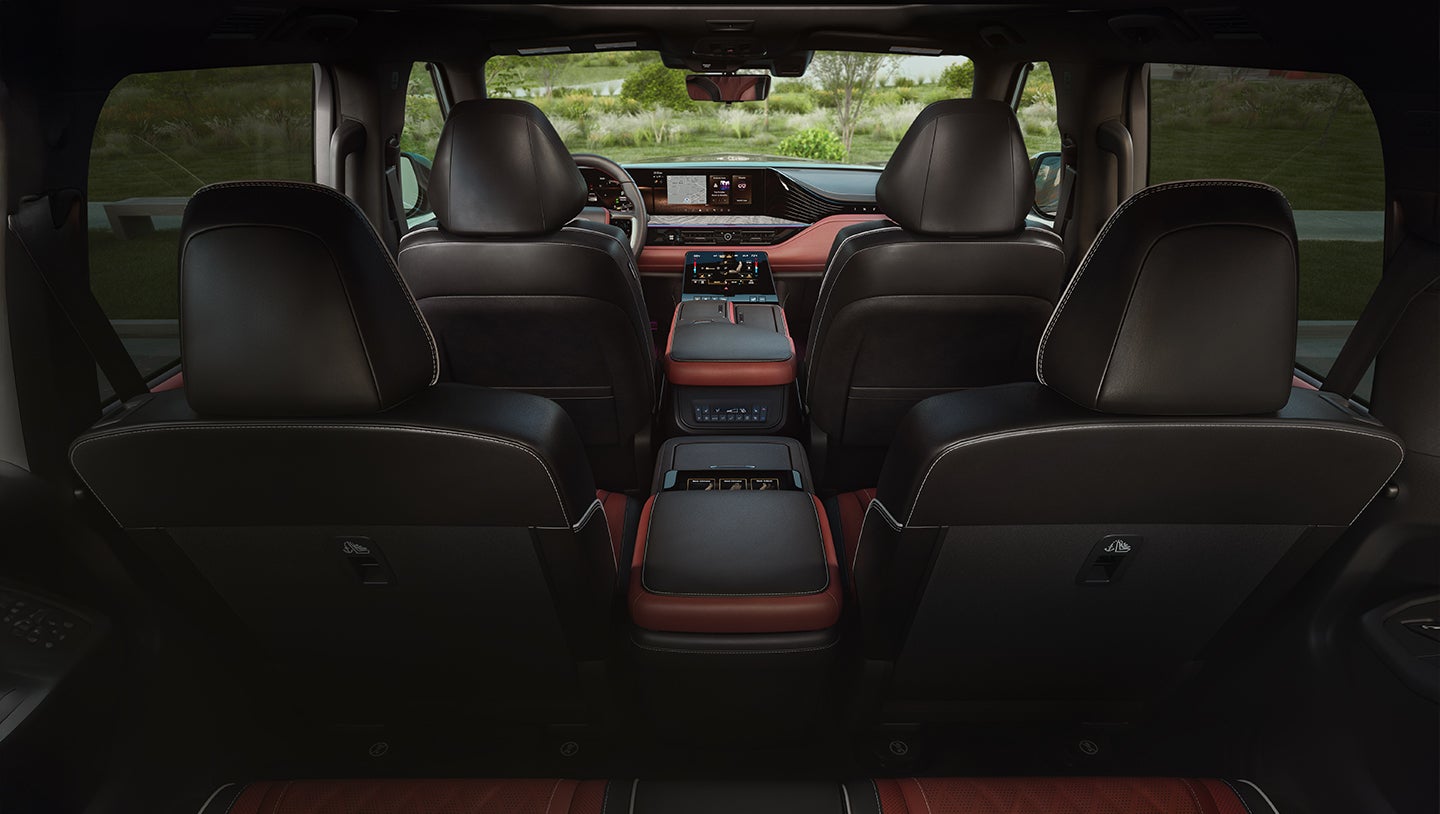 Nuevo INFINITI QX80 Autograph sobre carretera al atardecer